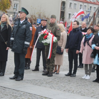 Delegacja Nowej Lewicy składa wiązanki kwiatów